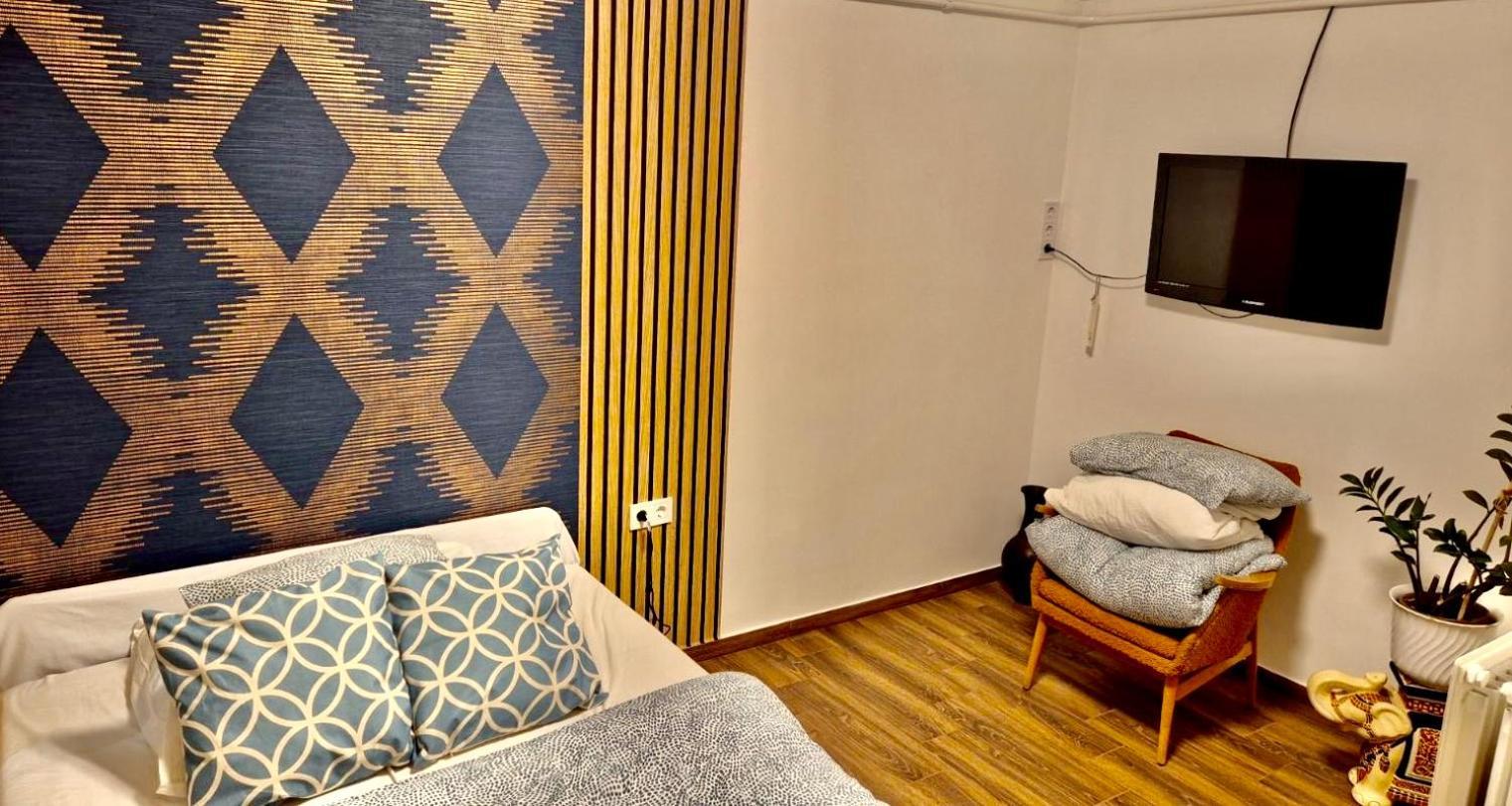 2 Rooms Retro Guesthouse In A Silent Garden 韦切什 外观 照片