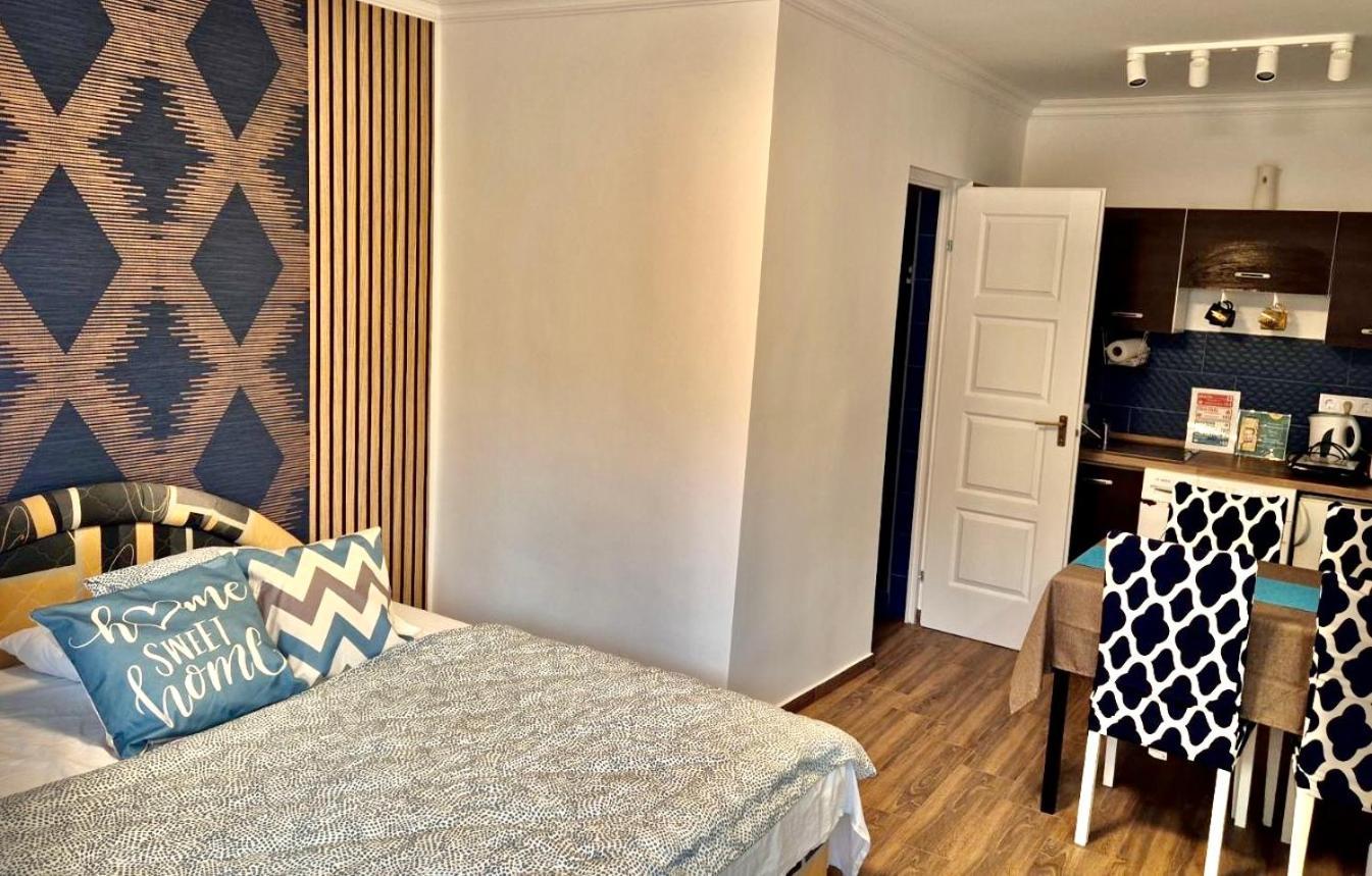 2 Rooms Retro Guesthouse In A Silent Garden 韦切什 外观 照片